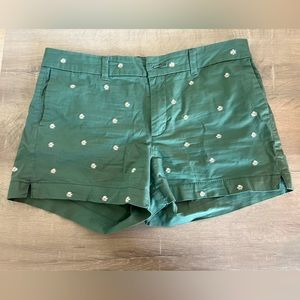 Old Navy Everyday Short with daisy pattern NWOT